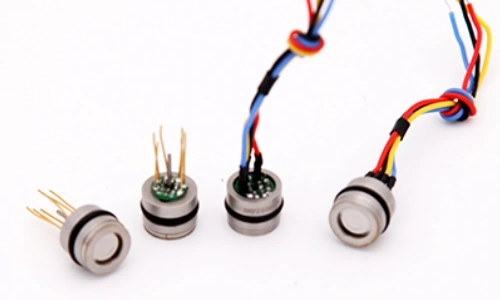 What are the key features to look for in a combined pressure and temperature transmitter?