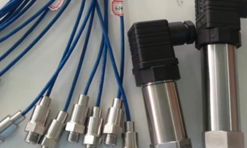 What are the key differences between various types of pressure and temperature transmitters?